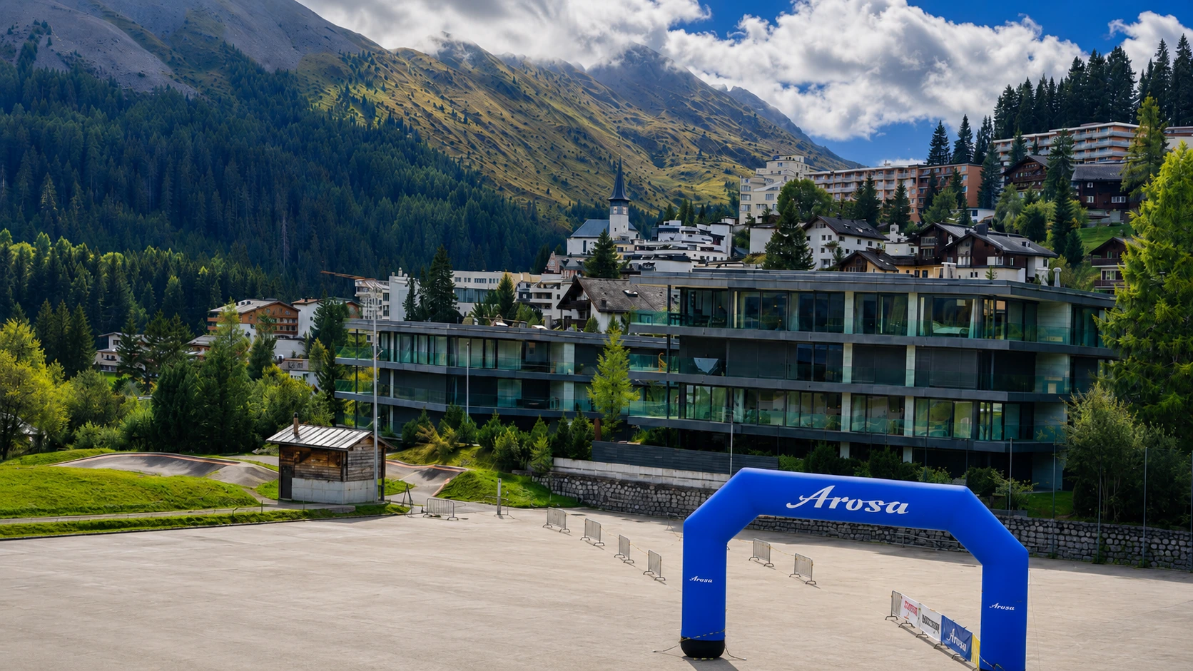 Start- und Zielbereich des Arosa Trailrun AT54 am Vorabend des Rennens — Arosa mit Bergpanorama