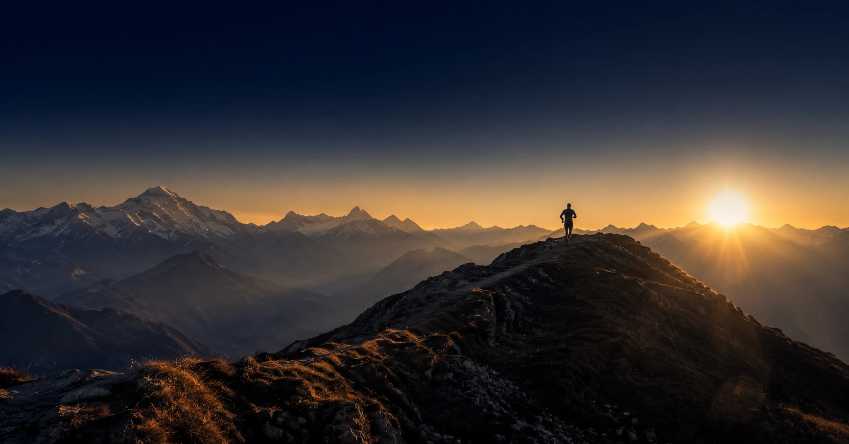 Trail-Runner auf Berggrat bei Sonnenaufgang — FIRE Mindset und Psychologie des Vermögensaufbaus